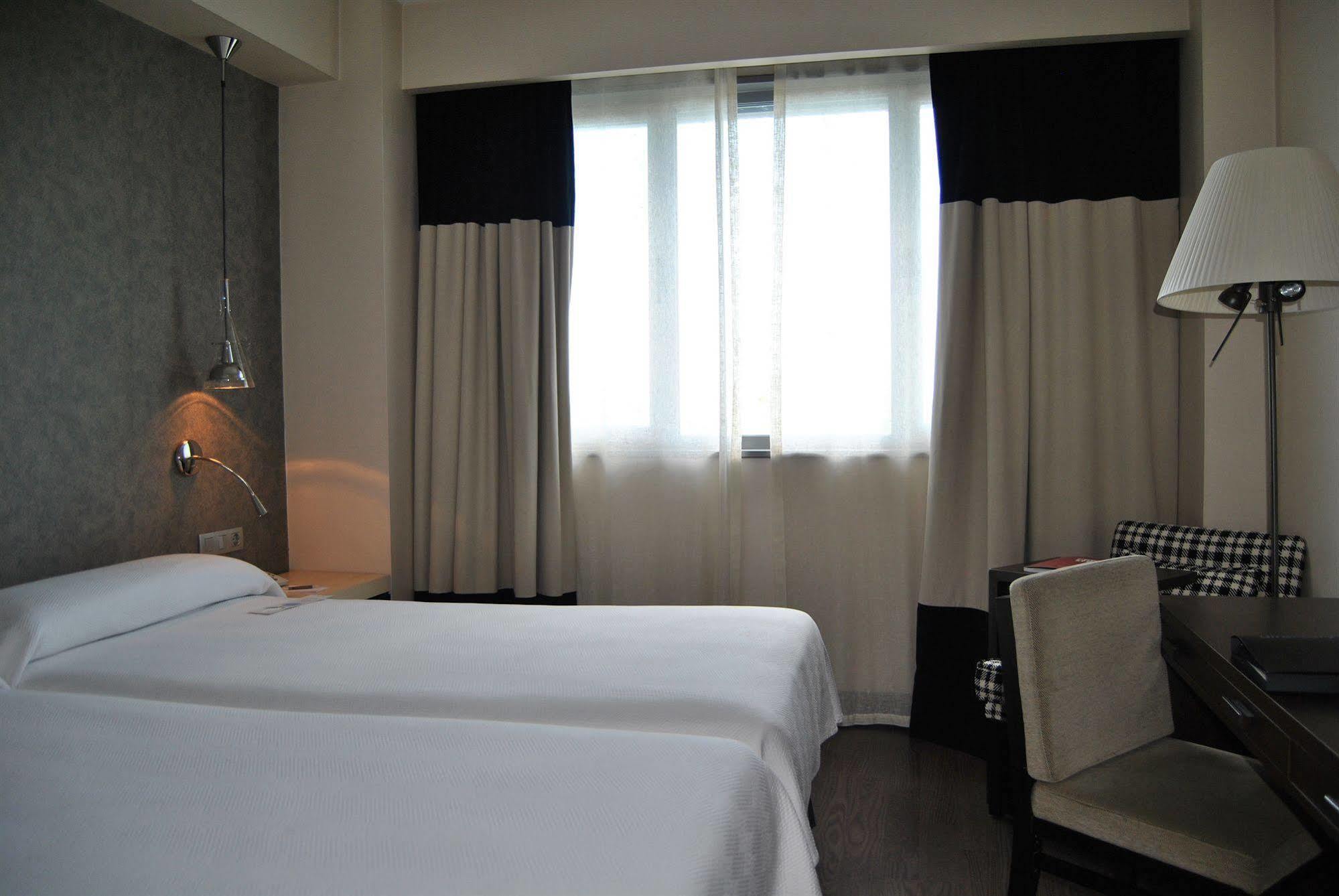 Nh Alcorcon Hotel Bagian luar foto