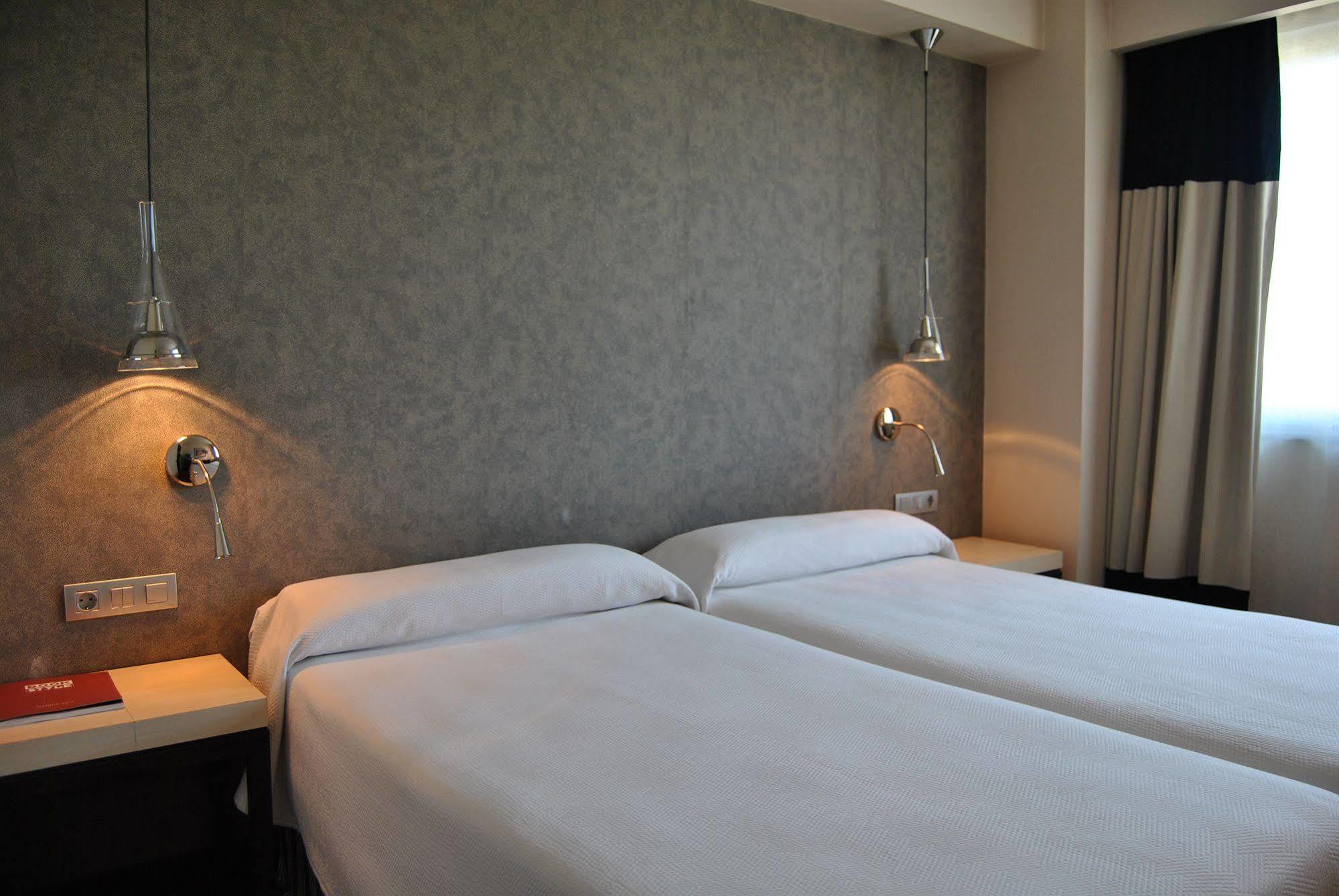 Nh Alcorcon Hotel Bagian luar foto